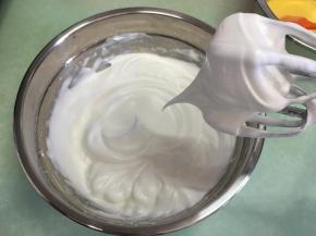 将蛋白分三次加入细砂糖，用电动打蛋器进行打发，打到蛋白提起有大弯勾。