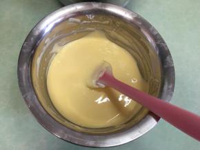 用“J”字形翻拌手法将蛋白霜和蛋黄液混合均匀。