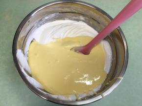 将搅拌好的蛋糕糊倒入剩下的蛋白霜中。