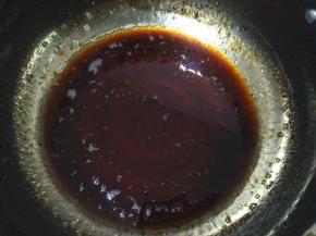 水+玉米油+红糖20克放入小锅加热至沸腾，晃动锅子100下让液体稍凉；