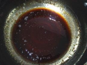 水+玉米油+红糖20克放入小锅加热至沸腾，晃动锅子100下让液体稍凉；