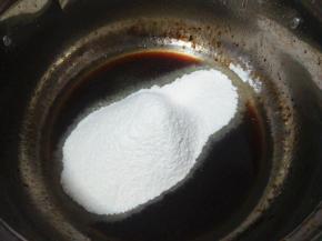 加入过筛的蛋糕粉，搅拌均匀；