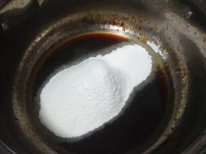 加入过筛的蛋糕粉，搅拌均匀；