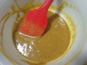 搅拌好的面糊倒入分离好的蛋黄中，翻拌均匀；