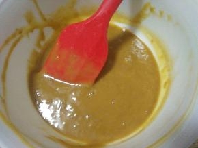 搅拌好的面糊倒入分离好的蛋黄中，翻拌均匀；