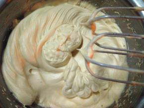 分离好的蛋白分三次加入红糖，用电动打蛋器打至硬性发泡；