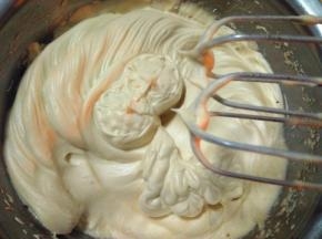 分离好的蛋白分三次加入红糖，用电动打蛋器打至硬性发泡；