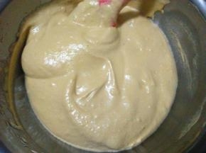 分三次将蛋黄糊倒入蛋白霜，翻拌均匀，每次搅拌均匀再加下一次；