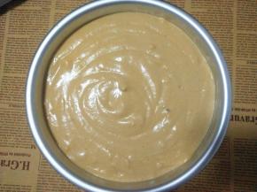 搅拌好的蛋糕糊倒入模具中，用牙叉划一圈（可以消除大气泡），轻震几下；