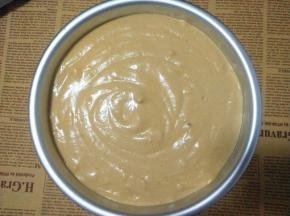 搅拌好的蛋糕糊倒入模具中，用牙叉划一圈（可以消除大气泡），轻震几下；