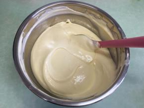 用同样的翻拌手法翻拌均匀。