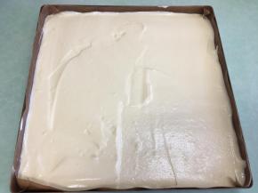 放入28×28的金盘中，表面抹平。