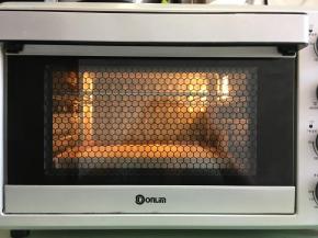 放入提前预热的烤箱中进行烘烤，时间为18-20分钟。