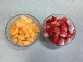 这个时间准备水果，将草莓和芒果切成小丁。