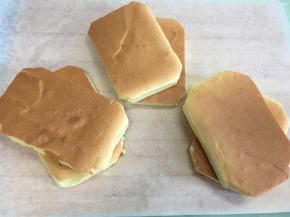 将晾凉的蛋糕平均切成6份，正好可以做3个709ml的盒子蛋糕。