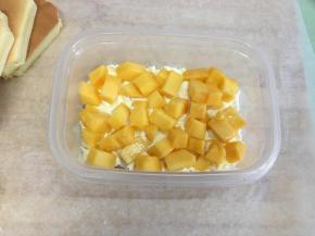 铺上一层水果。