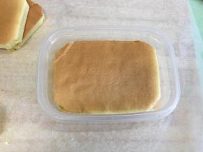 再压上一片蛋糕。