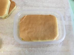 再压上一片蛋糕。