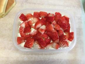 同样挤上一层奶油，表面再铺上一层水果，水果盒子蛋糕就做好了。