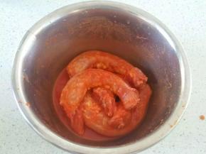 调匀的调料到入鸡脖中，充分抓匀，腌制2小时以上