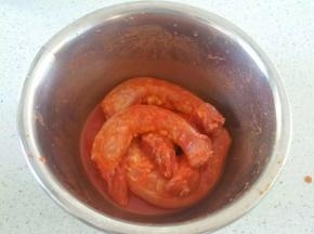 调匀的调料到入鸡脖中，充分抓匀，腌制2小时以上