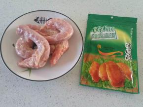准备鸡脖和酷克壹佰烤肉料