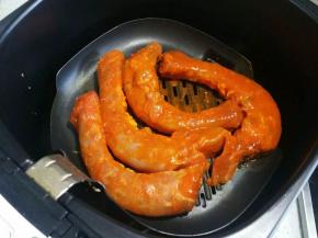 空气炸锅180度预热5分钟，放入鸡脖，在表面刷层腌制时的剩下的烤肉料