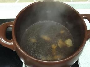 放入猪瘦肉，放入酱油，盐翻炒，然后加入清水