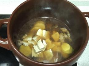 放入猪瘦肉，放入酱油，盐翻炒，然后加入清水