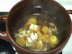 放入猪瘦肉，放入酱油，盐翻炒，然后加入清水