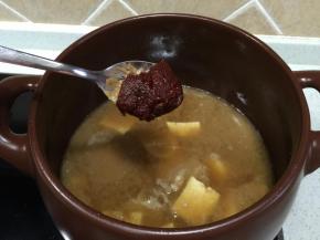 加入朝鲜大酱（大酱用水调一下）调匀，加入朝鲜大酱调匀，在加入朝鲜辣酱