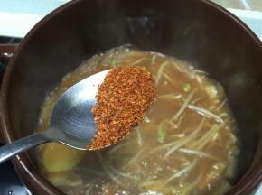 加入辣椒面大火烧5分钟，就可以出锅