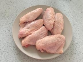 鸡翅中洗干净，用牙签把鸡翅二面都扎满眼，用来腌制鸡翅为了入味