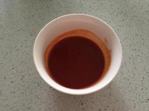 35克奥尔良烤料加35克水调匀