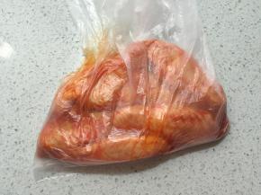 鸡翅中放到保鲜袋里，在倒入全部调好 奥尔良烤料，充分揉匀，放在冰箱里腌制2小时以上，过夜最好，中间要翻面，可以让鸡翅更好的入味