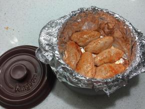 砂锅中放入烤架	用锡纸铺在烤架上，以十字的方式，铺二层，贴牢砂锅内壁，顶部包住砂锅边沿，把腌制好的鸡翅中摆到砂锅中