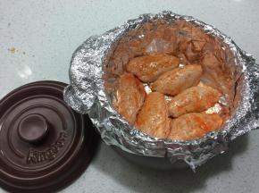 砂锅中放入烤架	用锡纸铺在烤架上，以十字的方式，铺二层，贴牢砂锅内壁，顶部包住砂锅边沿，把腌制好的鸡翅中摆到砂锅中