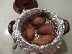 把红薯放进锅里，盖好锅盖，多出来的锡纸留在锅外，不要去掉