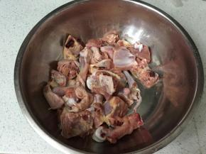 鸡架剁成小块，洗干净，买时可以请卖家帮忙切好