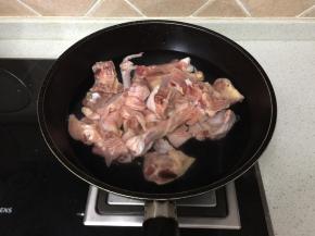 锅中放入水烧热加入鸡块，氽水，去除血水