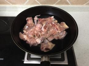 锅中放入水烧热加入鸡块，氽水，去除血水