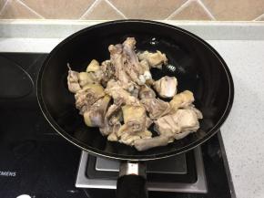 氽好水的鸡块，用温水洗去浮沫，锅中加入油，烧热倒入鸡块