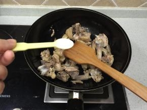 分别加入盐，酱油，糖，翻炒均匀