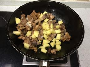 加入土豆块翻炒