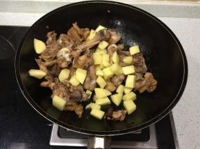 加入土豆块翻炒