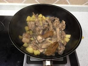 加入咖喱翻炒，加入适量水，炖熟