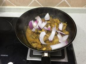 加入洋葱和红酒翻炒，洋葱软了就可以出锅