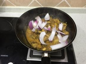 加入洋葱和红酒翻炒，洋葱软了就可以出锅