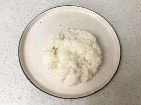 盘中盛入适量米饭