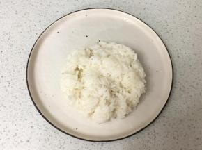 盘中盛入适量米饭
